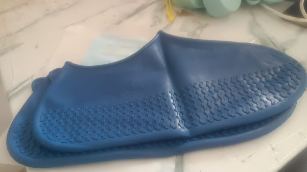 Non-Slip Silicone Rain Reusable Anti skid Waterproof Fordable Boot Shoe Cover (Extra Large Size (XL)/ 1 Pair / Mix Color) Non-Slip Silicone Rain Reusable Anti skid Waterproof Fordable Boot Shoe Cover (Extra Large Size (XL)/ 1 Pair / Mix Color)